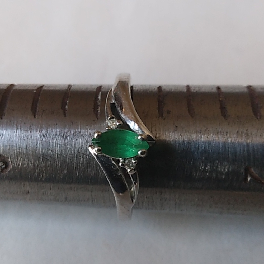14k white gold emerald and diamond ring